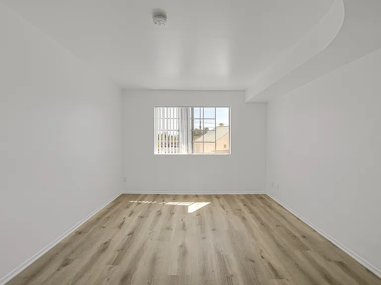 6825 Haskell Ave #304 — Photo 24