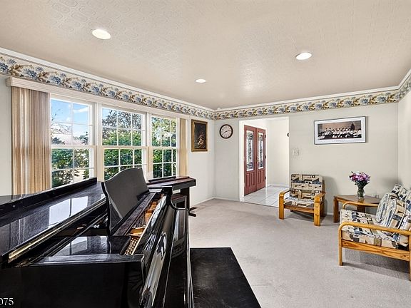 5th image of 30 Hamilton Ln