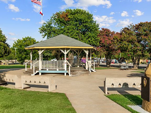 Minutes to downtown Elgin