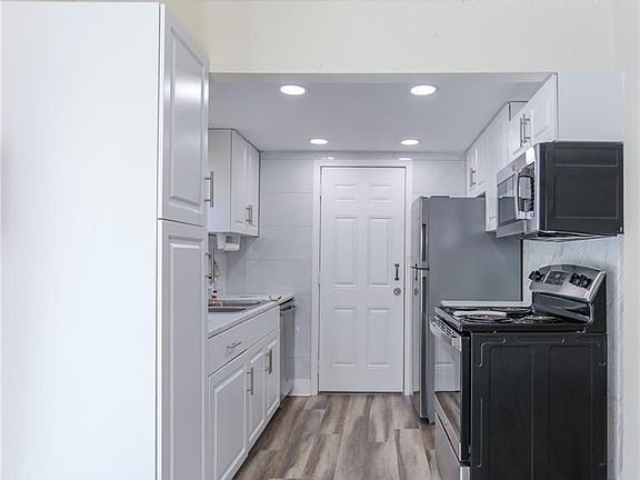 4th image of 1121 N Andrews Ave