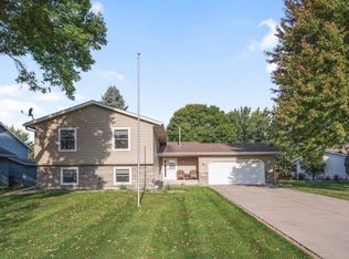 2346 Helena Rd N, Oakdale, MN 55128