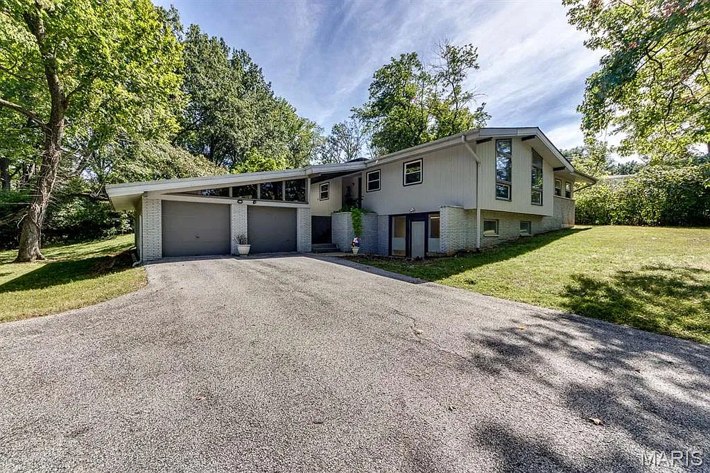 3 bed, 3.0 bath, 2300 sqft, $3,200 — Photo 1