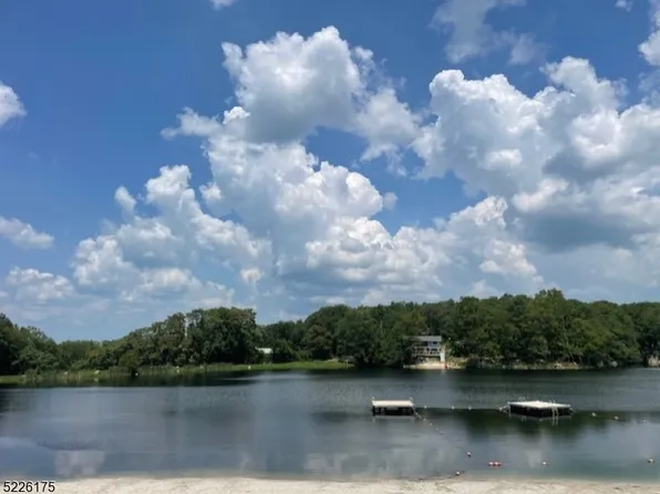 78 Lakeside Dr NW, Vernon Twp., NJ 07461
