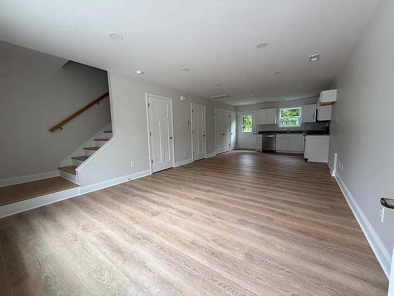 109 S Hickory Ln — Photo 2