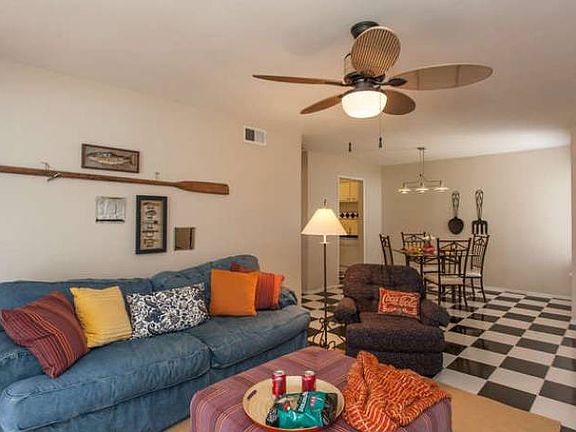 Cozy living w/lake view