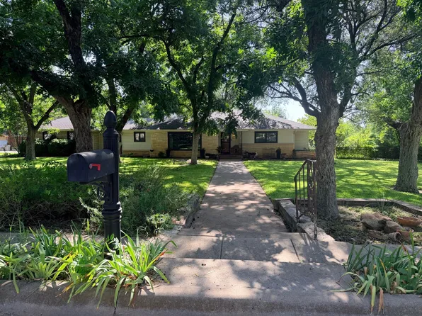 804 N Elm St, Comanche, TX 76442