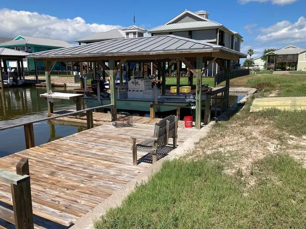 103 Ball St, Rockport, TX 78382