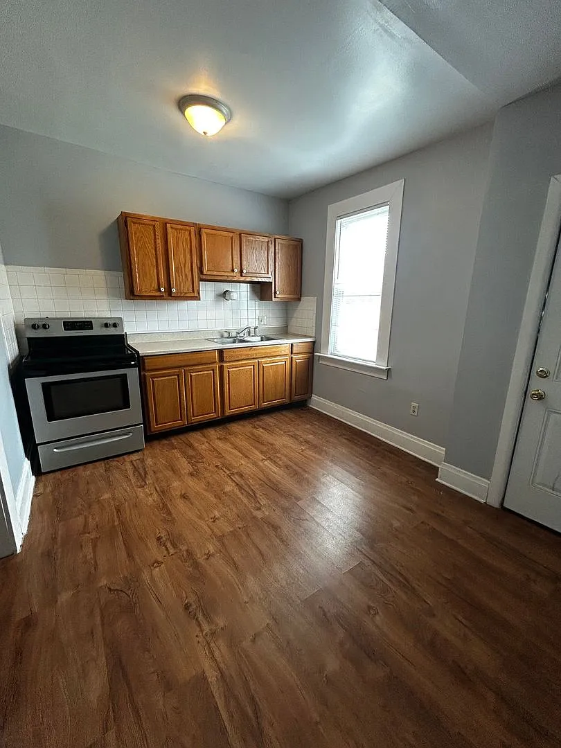 Spacious 1 Bedroom 1/2 Double with Basement & Extra Room — Photo 4