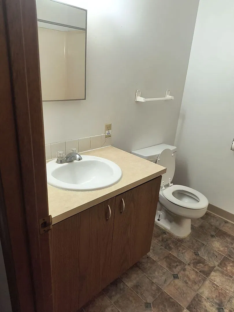 3 Bedroom, 2 Bathroom House with Double Attached Garage — Photo 3