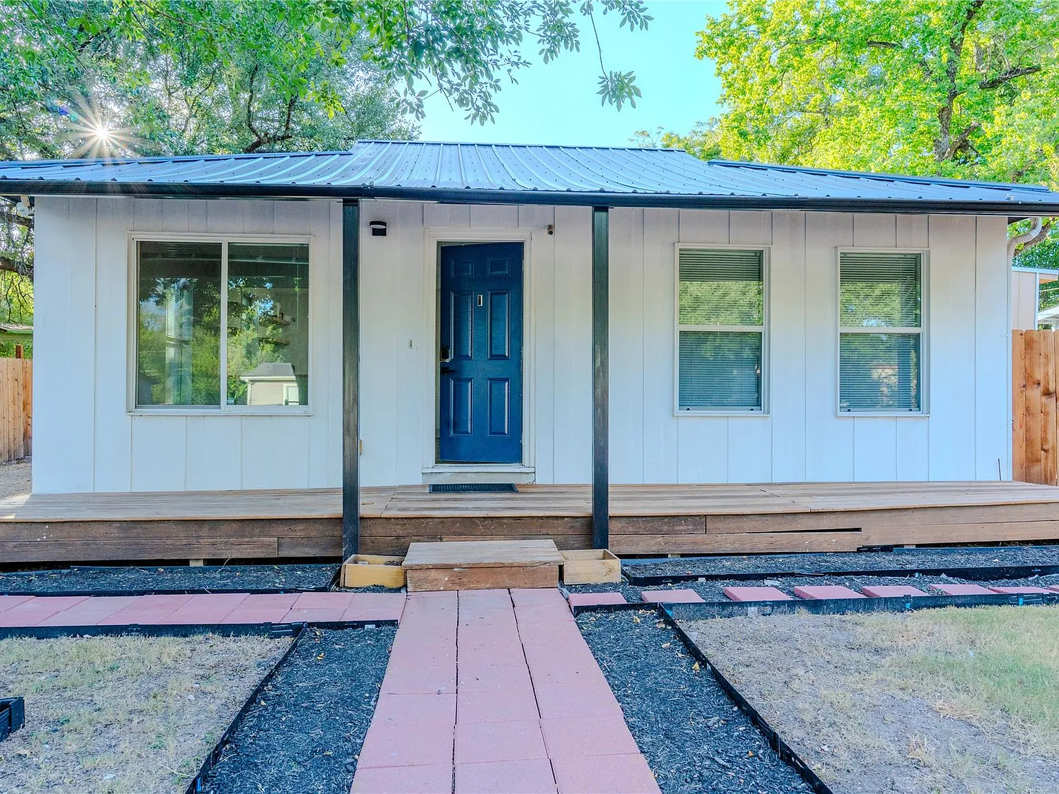 2 bed, 1.0 bath, 728 sqft, $1,800 — Photo 2