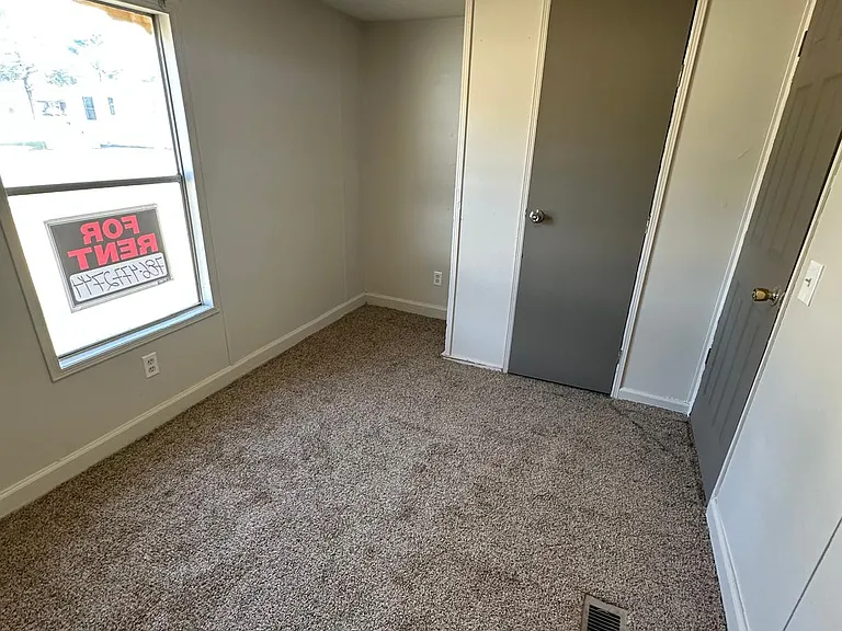 472 Sarah St — Photo 13