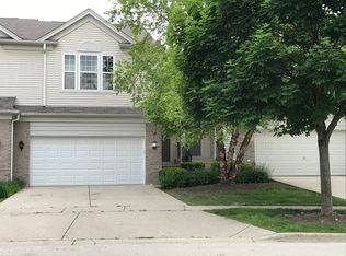 912 Kings Canyon Dr, Streamwood, IL 60107