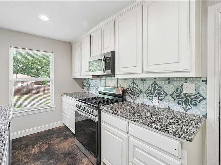 501 E Day St — Photo 16