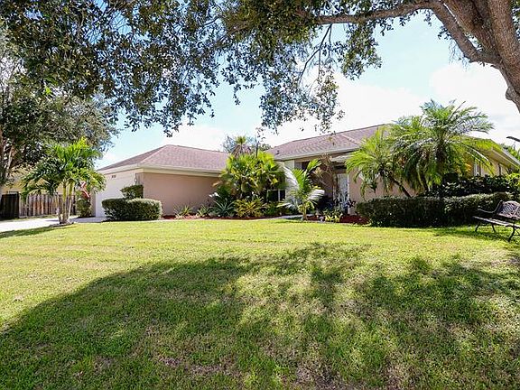 5th image of 1040 SW Gardens Blvd