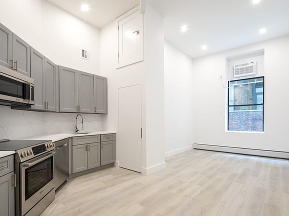 4th image of 74 Leonard St APT 5B