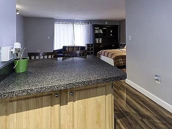 4th image of 1025 Hancock St Unit 1H