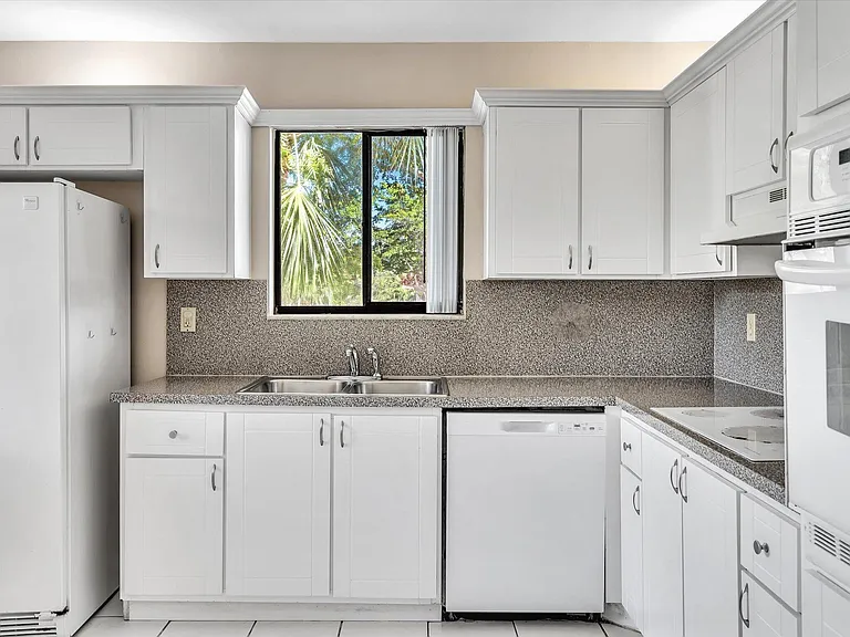 16252 Laurel Dr #201 — Photo 6