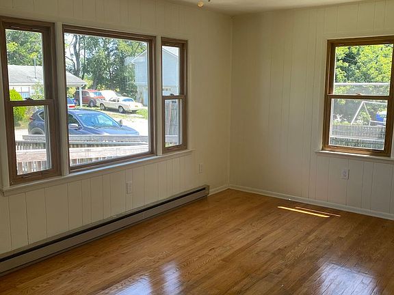 4th image of 905 Murray St