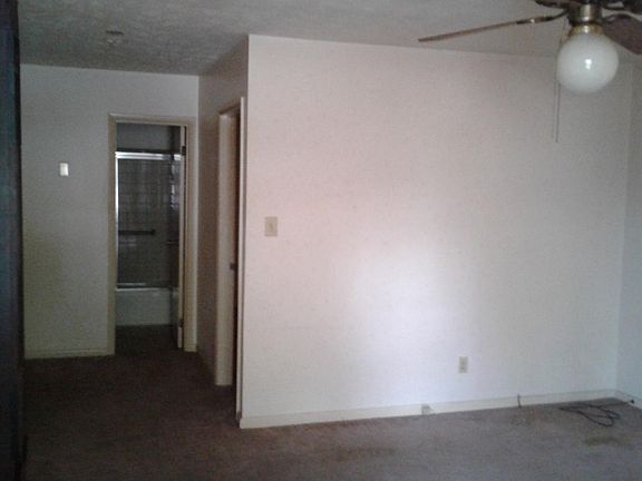 Good size livingroom with ceiling fan