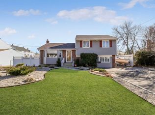 108 Wilherm Ln, West Islip, NY 11795