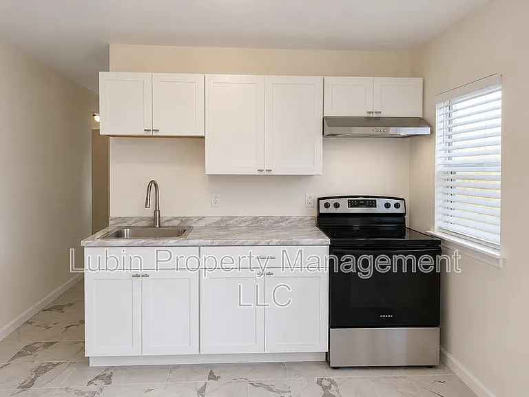 488 Burlington Cir — Photo 4