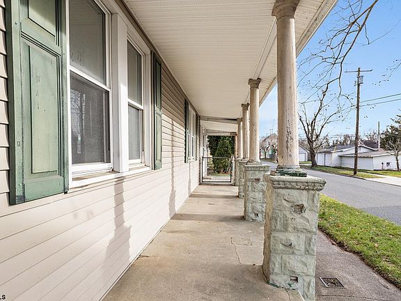 4th image of 200 Saint Louis Ave