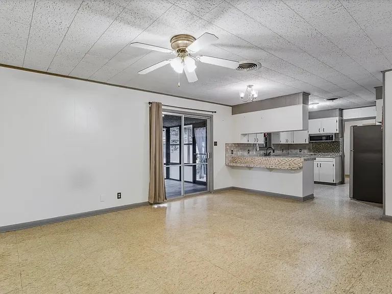 467 Ashley Ave — Photo 2