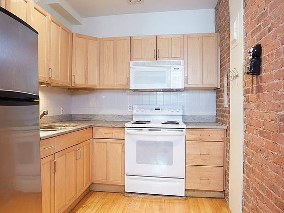 3rd image of 47 W 76th St APT 7