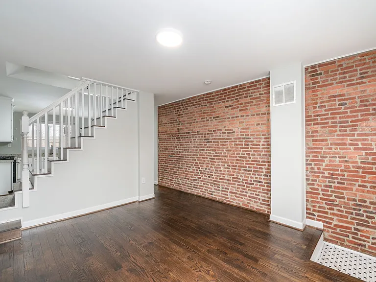 611 Oldham St — Photo 5