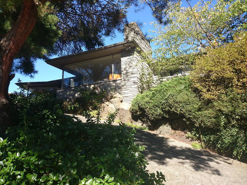 2nd image of 3110 W Laurelhurst Dr NE