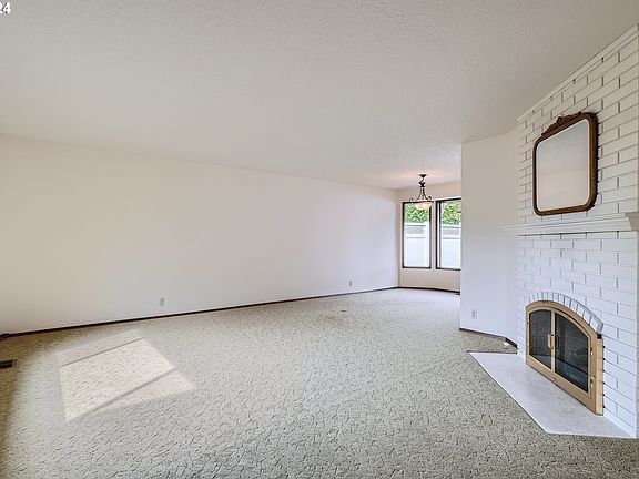 4th image of 2902 SE Balboa Dr