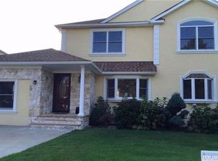 44 Nassau Dr, New Hyde Park, NY 11040