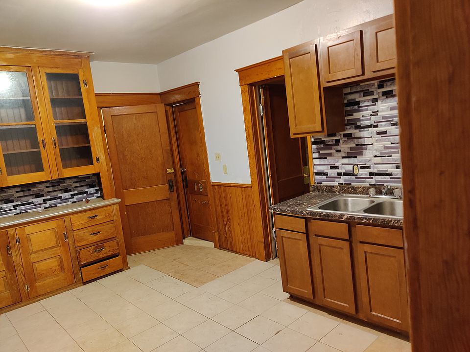 1st image of 364 Cornwall Ave #1