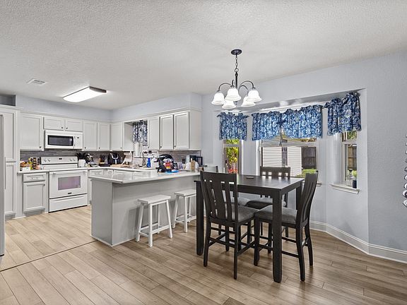 5th image of 2245 Oak N