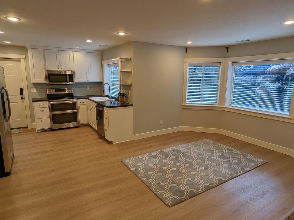 Large dinning area.