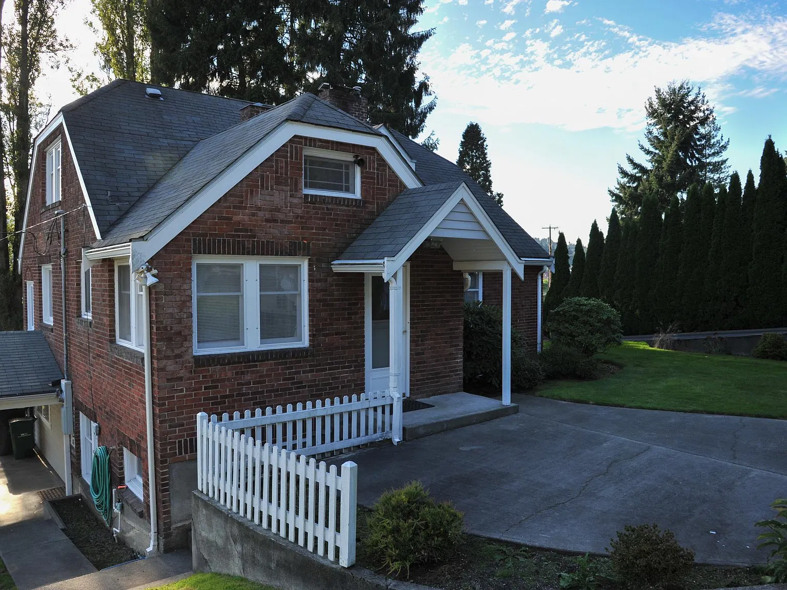 4 bed, 2.5 bath, 2160 sqft, $3,300 — Photo 2