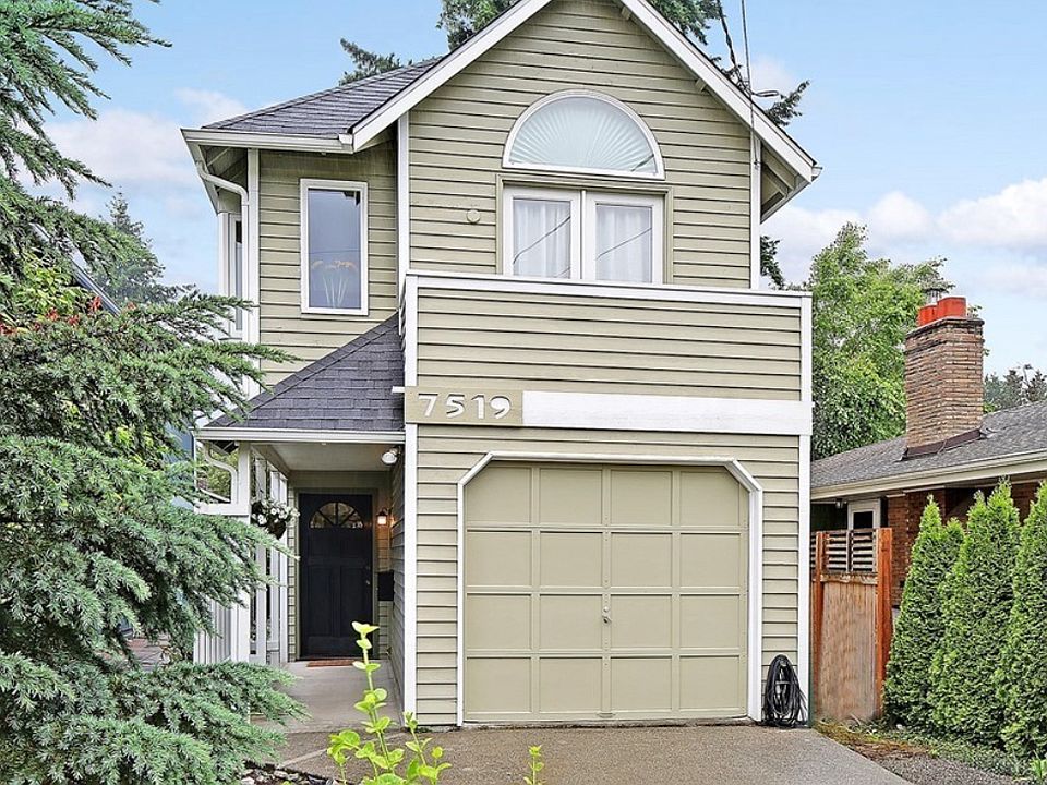 TOP FLOOR APARTMENT OF SINGLE FAMILY HOME IN GREAT NEIGHBORHOOD WITH PARK ACROSS THE STREET AND GREAT SCHOOL DISTRICT (ROOSEVELT). EASY ACCESS TO MANY NEARBY HOSPITALS AND QUICK ON/OFF TO I-5.