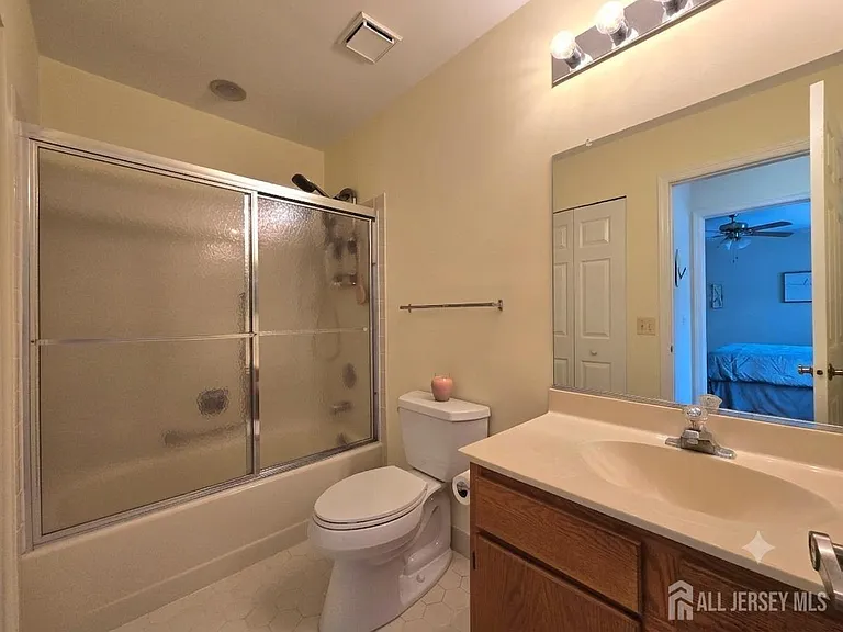 8 Glastonbury Dr — Photo 39
