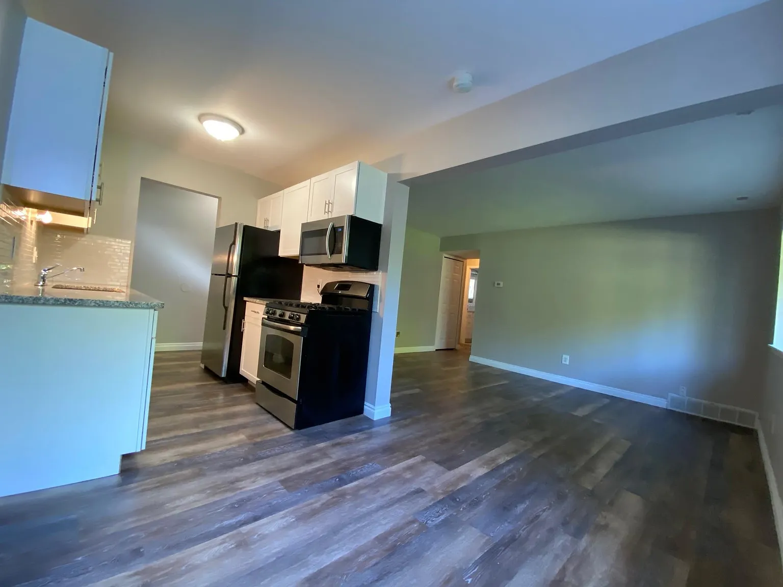 1 bed, 716 sqft, $1,200 — Photo 3