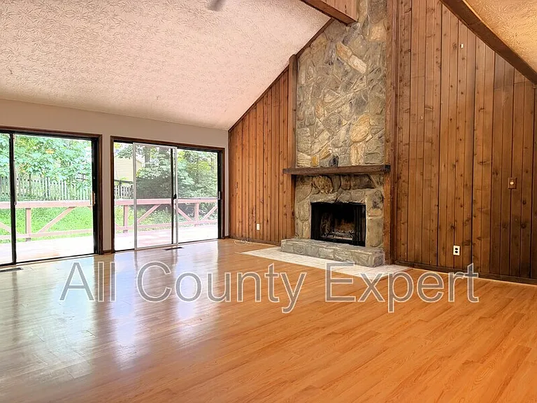1302 Colony Dr — Photo 8