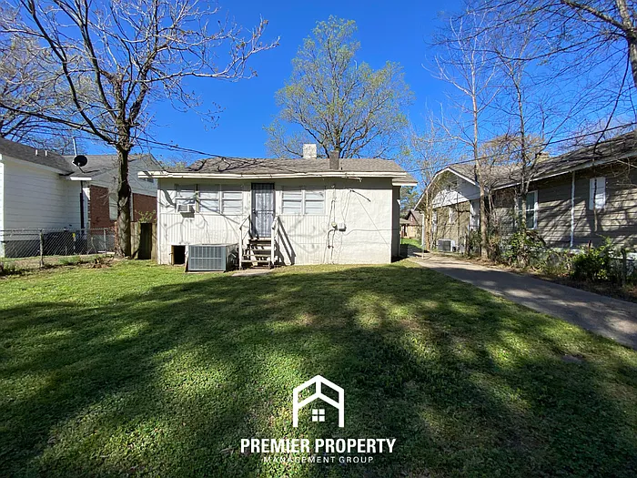 696 N Willett St — Photo 19
