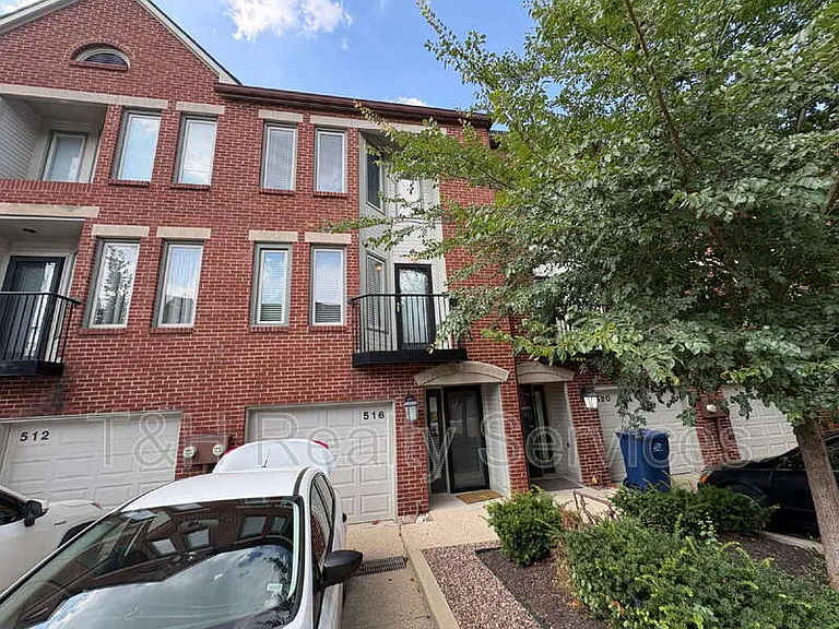 516 Lockerbie Cir N — Photo 1
