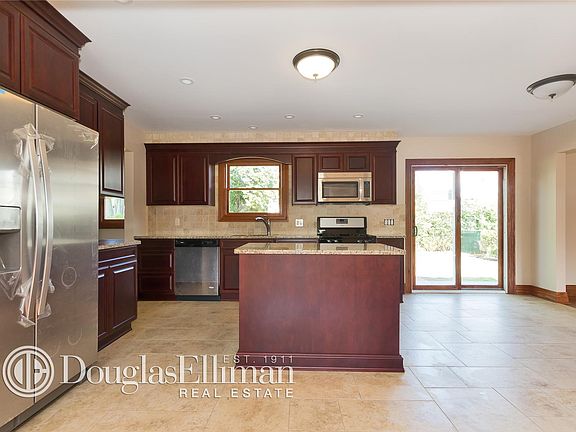 3rd image of 113 Linden Blvd