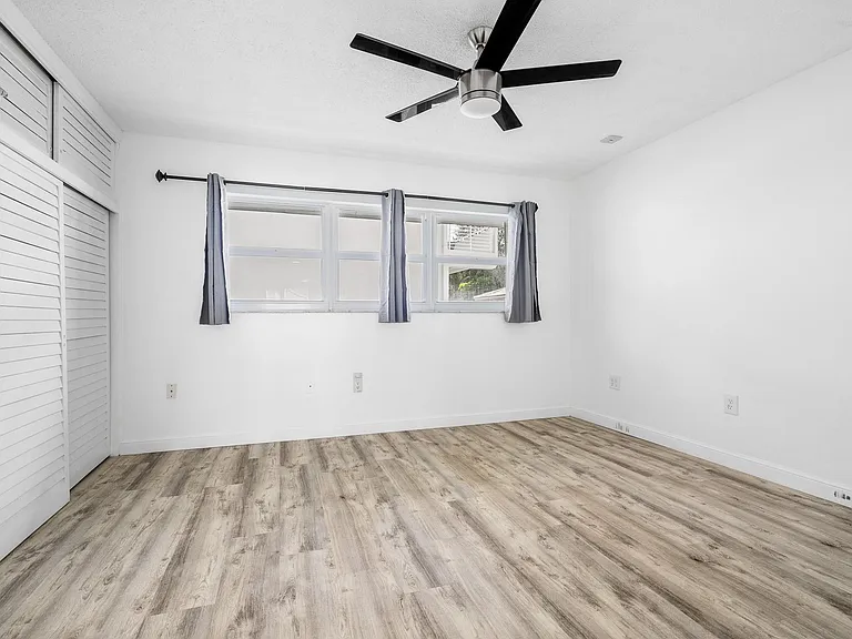 1110 N Riverside Dr #20 — Photo 21