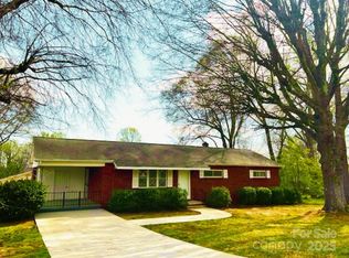 215 E K St, Newton, NC 28658