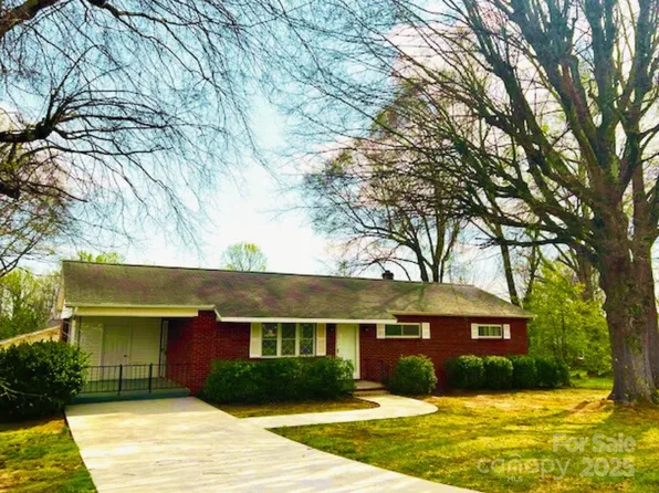 215 E K St, Newton, NC 28658