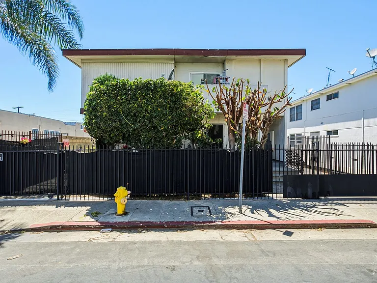 Lillian Way Apartments — Photo 15