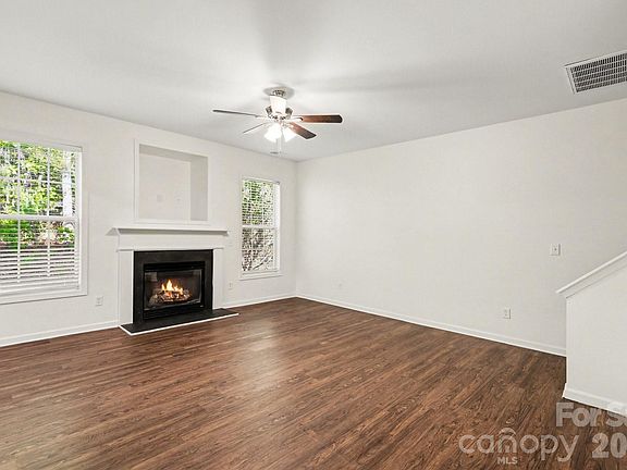 3rd image of 9823 Jeanette Cir