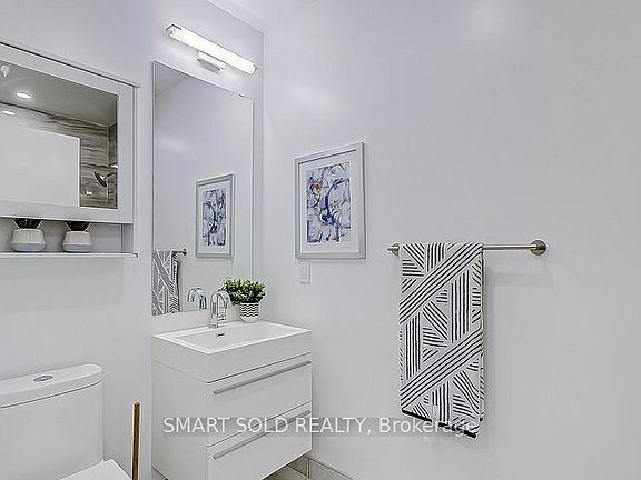 5th image of 39 Roehampton Ave #505