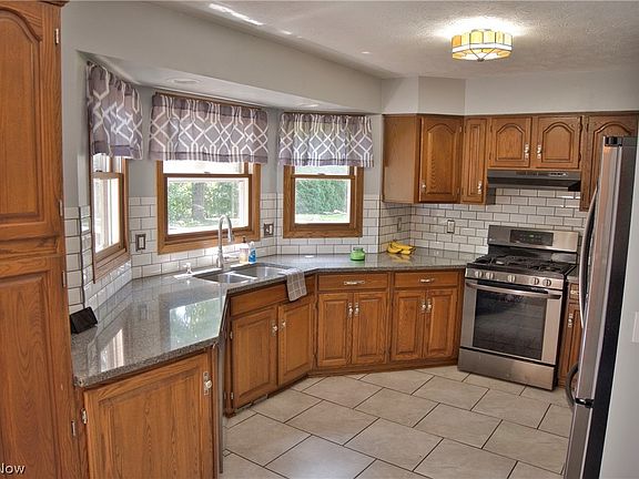 3rd image of 2758 Parkplace Dr